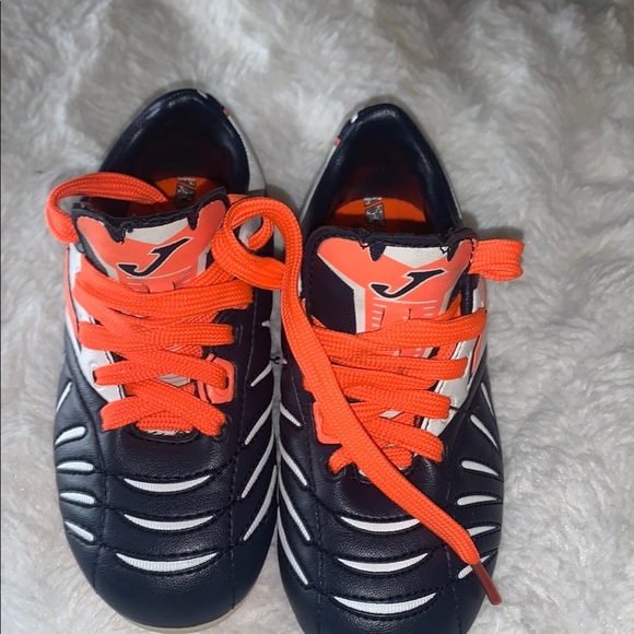 Kids Black and Orange Soccer Shoes like new - Picture 7 of 7